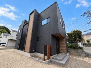 ルーバーのある中庭と暮らす。磯子6丁目の新築戸建て2棟をご紹介